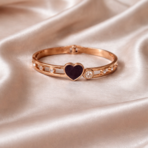 elegant heart charm bracelet with black stone – rose gold toned imitation jewellery for women
